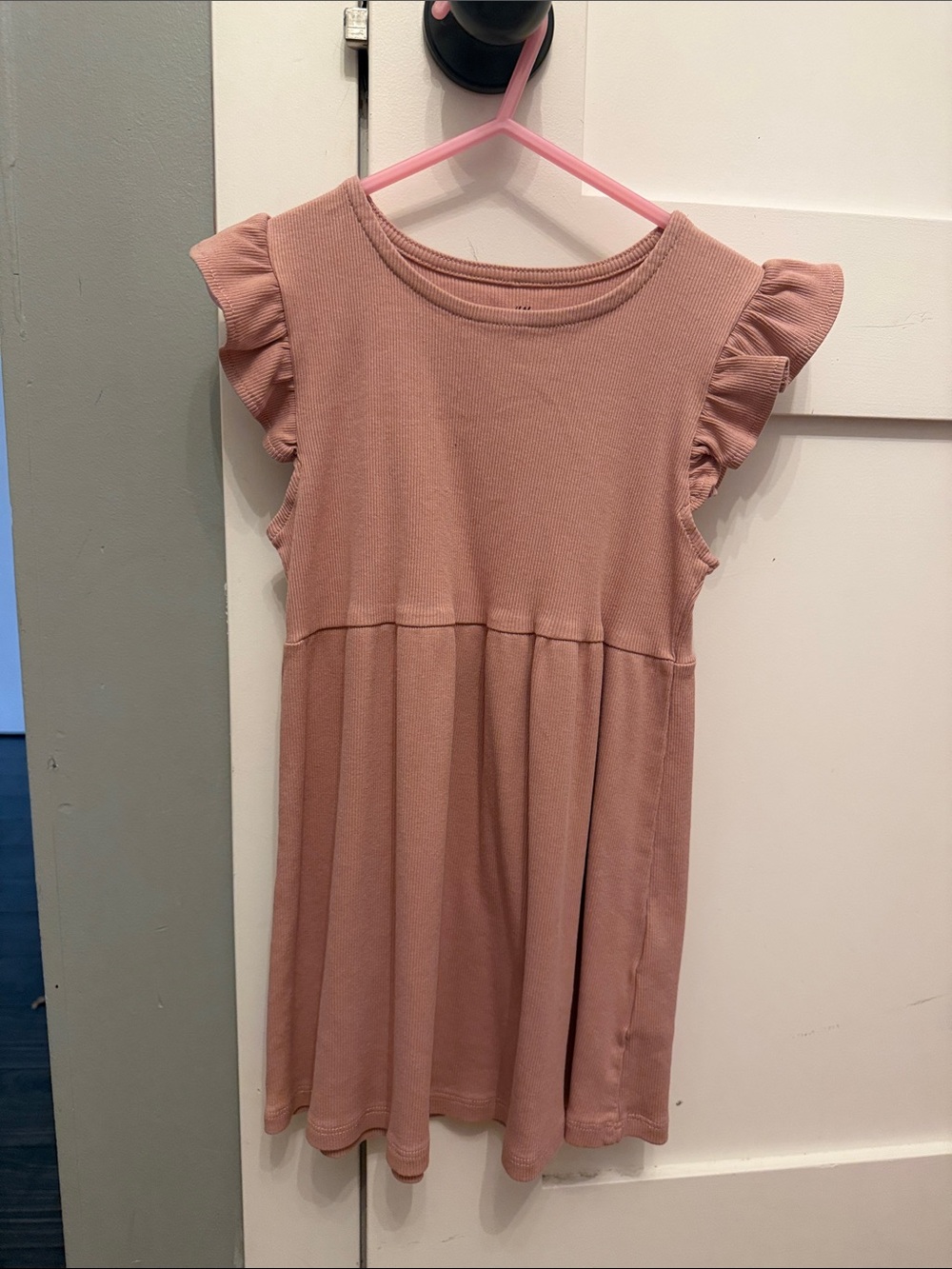 ✨5/$25✨H&M Dusty Rose Flutter Sleeve Knit Dress